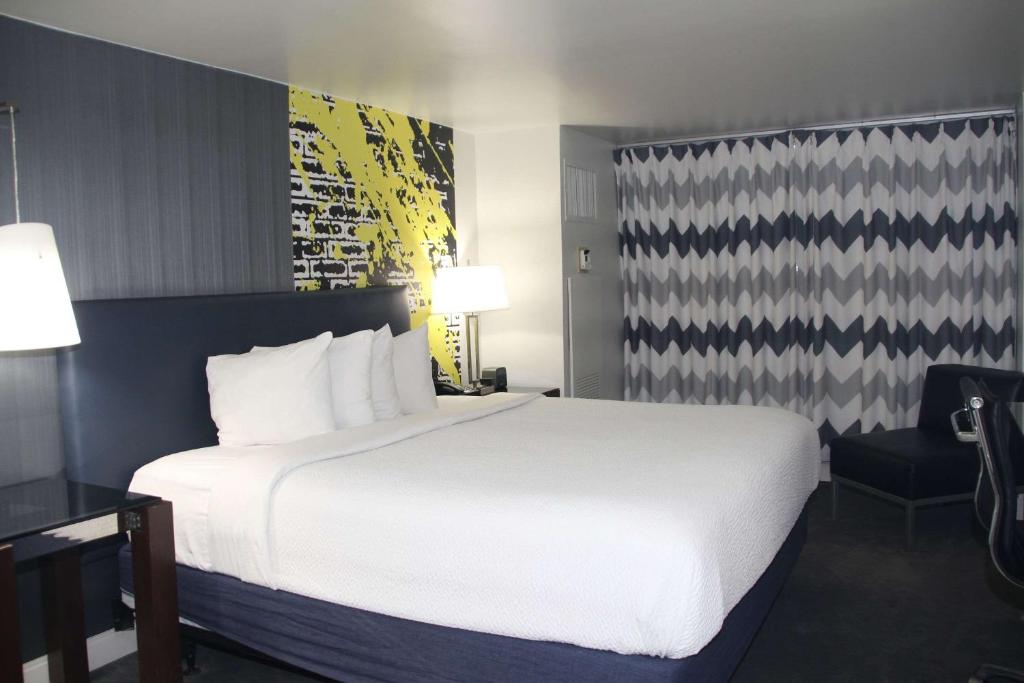 Comfort Inn & Suites Baltimore Inner Harbor (Formerly The Brookshire Suites Inner Harbor, BW Premier Collection)