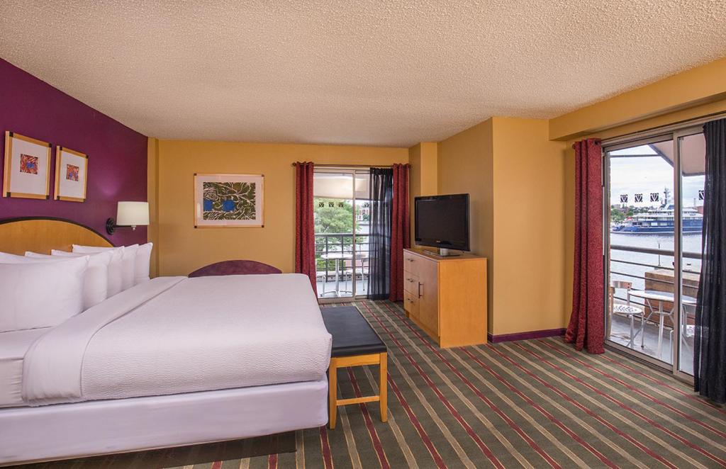 Pier 5 Hotel Baltimore, Curio Collection by Hilton