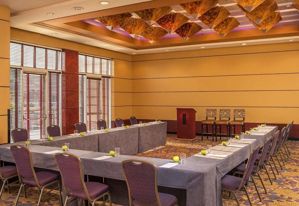 Pier 5 Hotel Baltimore, Curio Collection by Hilton