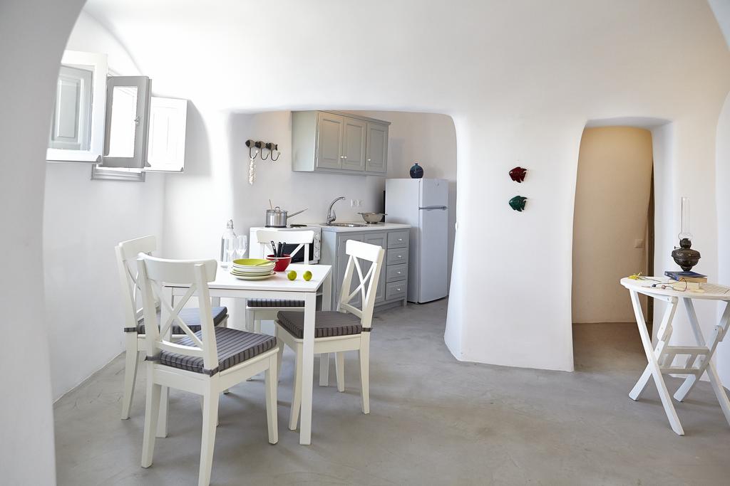 Liakada Oia Suites
