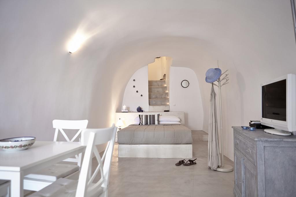 Liakada Oia Suites