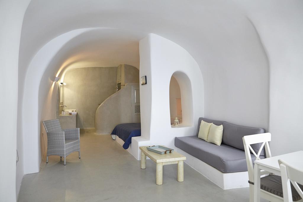 Liakada Oia Suites