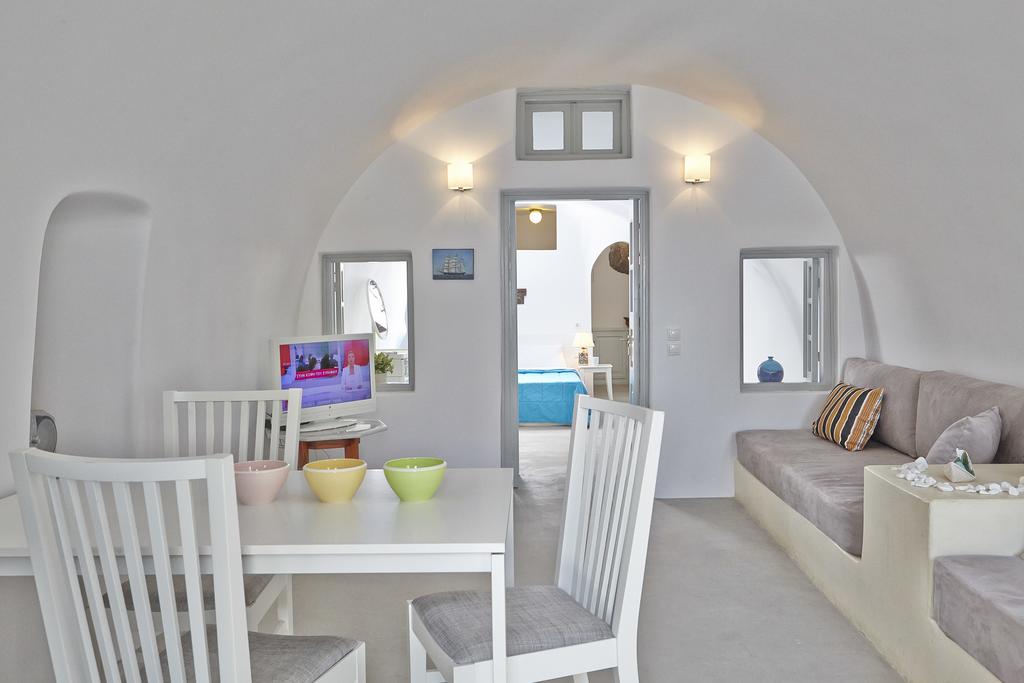 Liakada Oia Suites