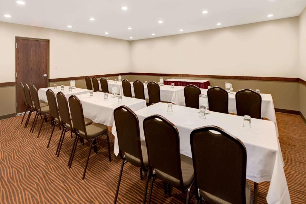 Ramada Hotel & Conference Center by Wyndham Columbus