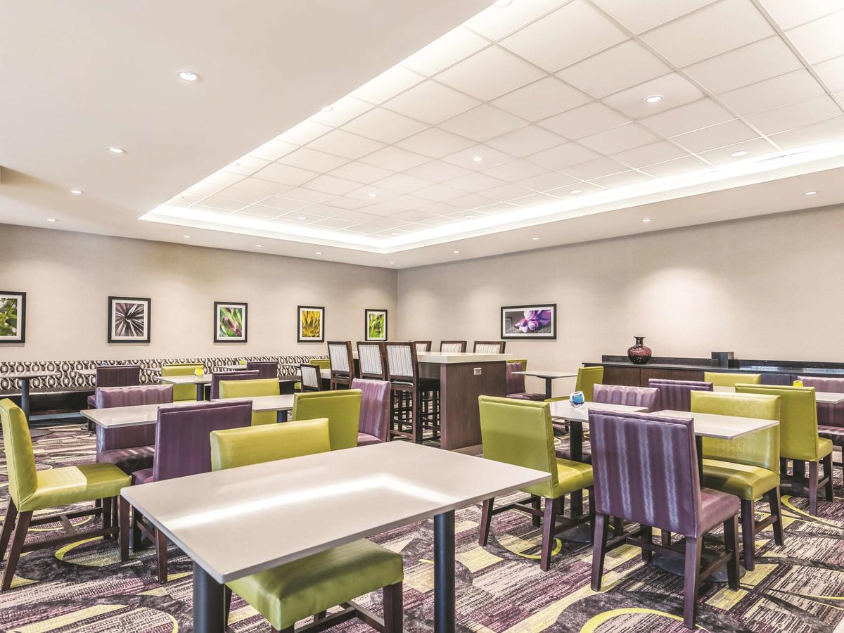 La Quinta Inn & Suites by Wyndham Cincinnati Sharonville