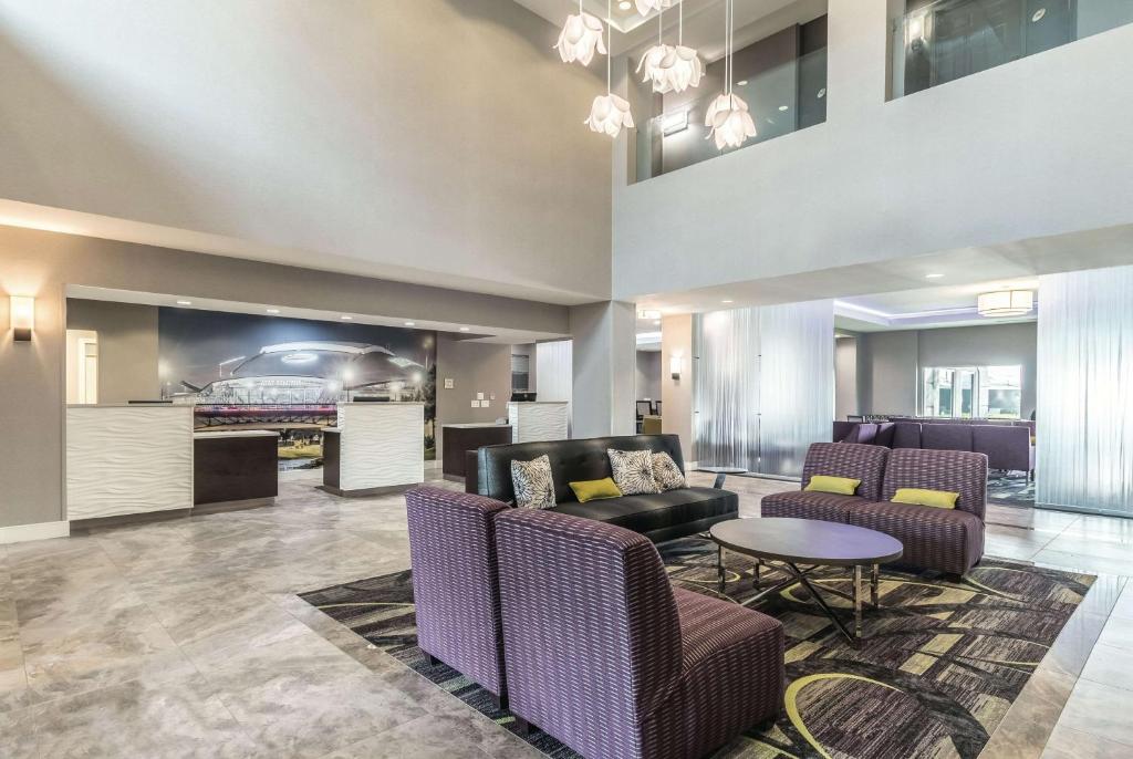 La Quinta Inn & Suites by Wyndham Arlington North 6 Flags Dr