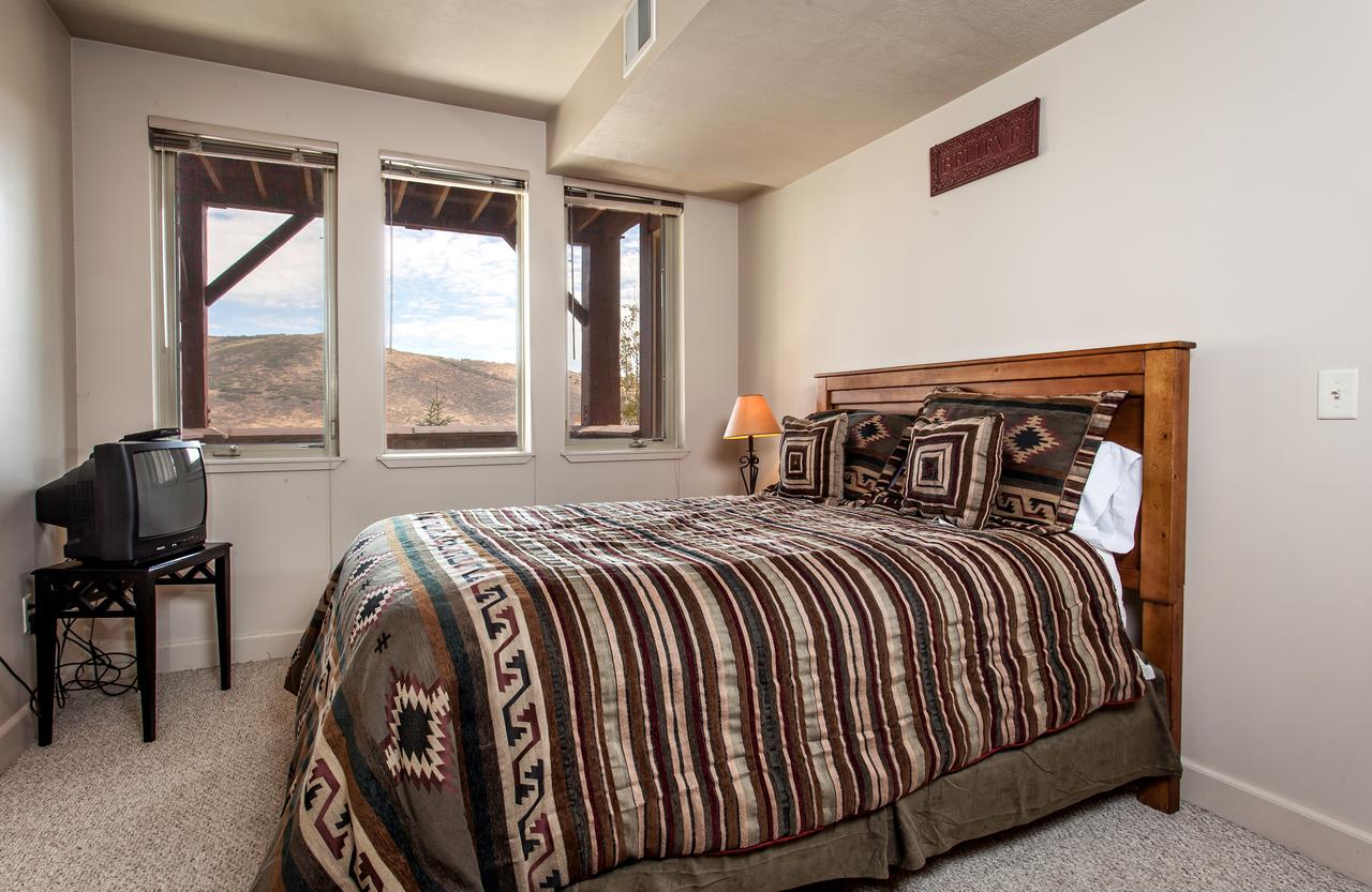 Crestview Condominiums by All Seasons Resort Lodging