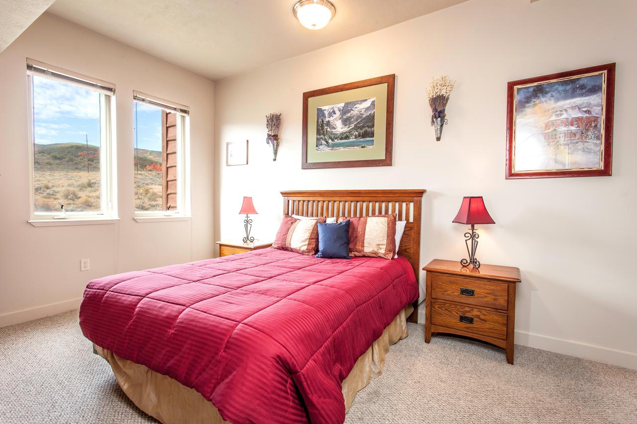 Crestview Condominiums by All Seasons Resort Lodging