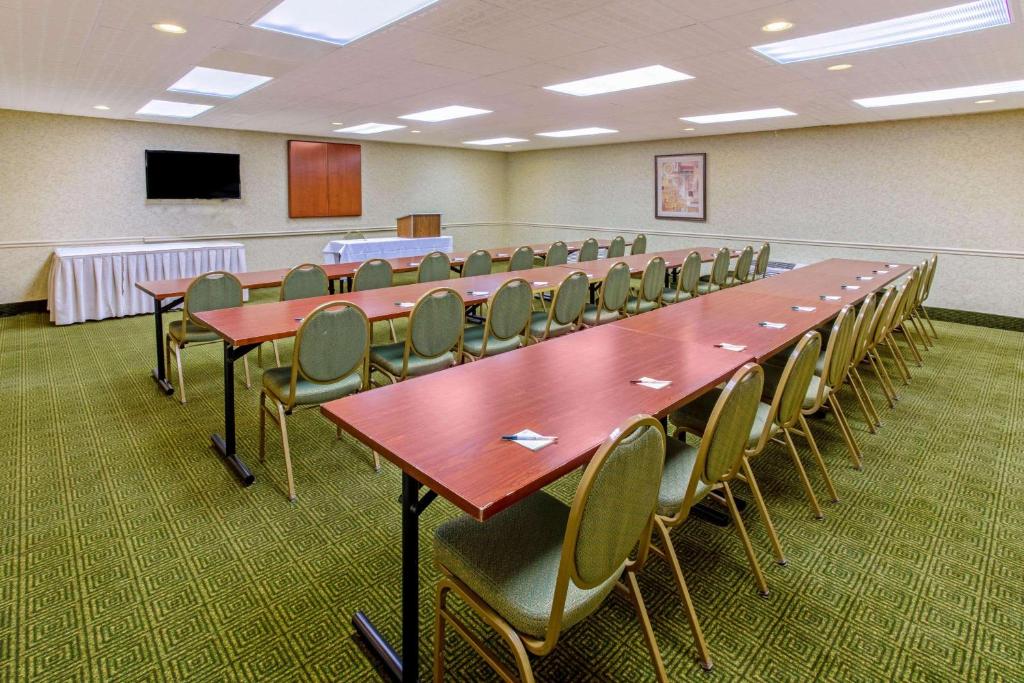 La Quinta Inn & Suites by Wyndham Appleton College Avenue