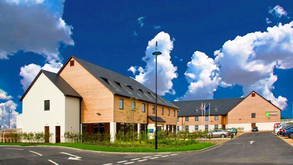 Holiday Inn Express London-Epsom Downs