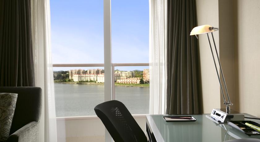 Coast Victoria Hotel & Marina by APA