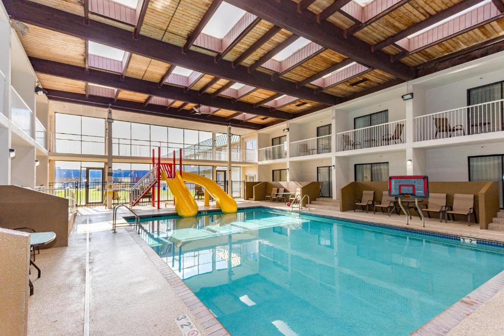 Ramada Hotel & Conference Center by Wyndham Plymouth