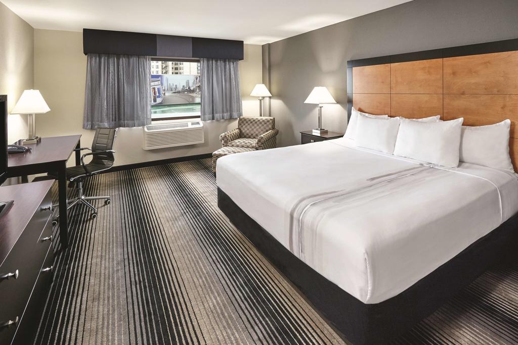 La Quinta Inn & Suites by Wyndham Chicago - Lake Shore