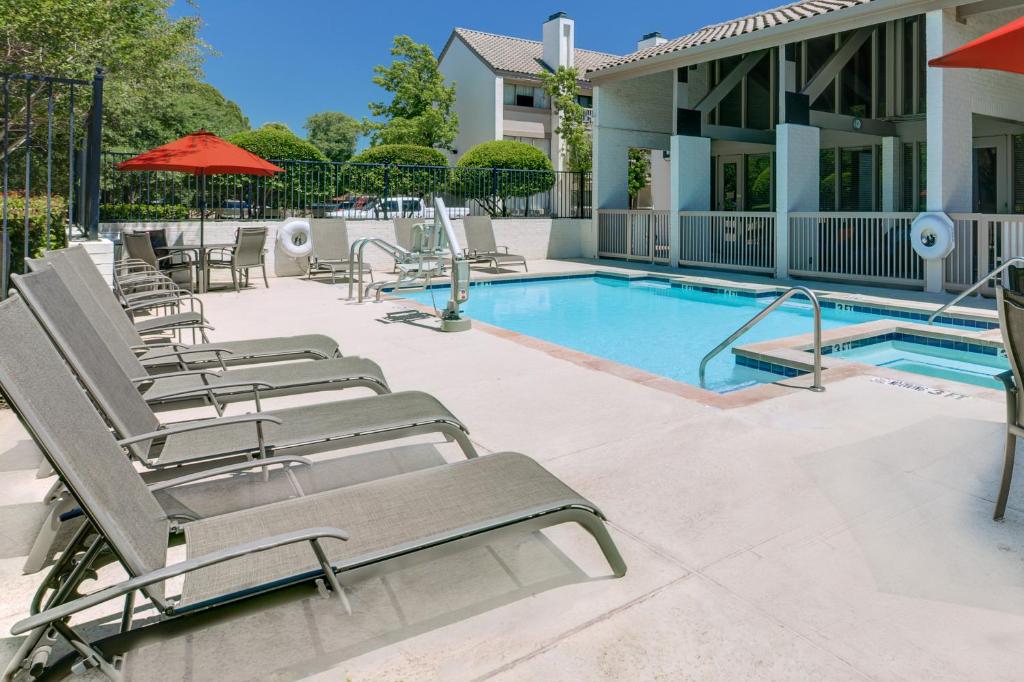 Hawthorn Suites by Wyndham Arlington / DFW South