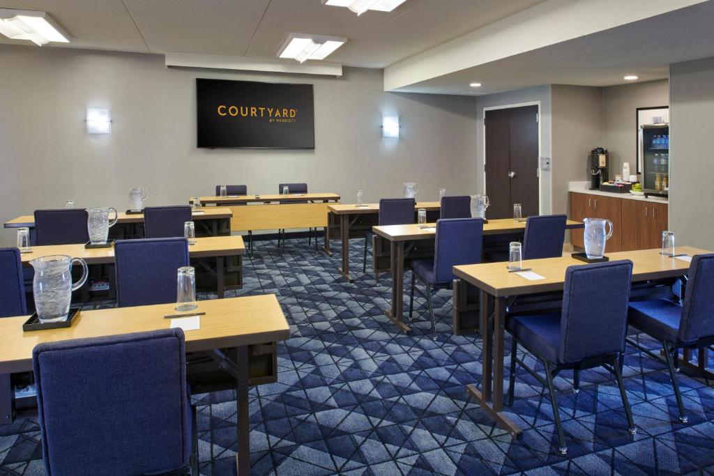 Courtyard by Marriott Chicago Lincolnshire