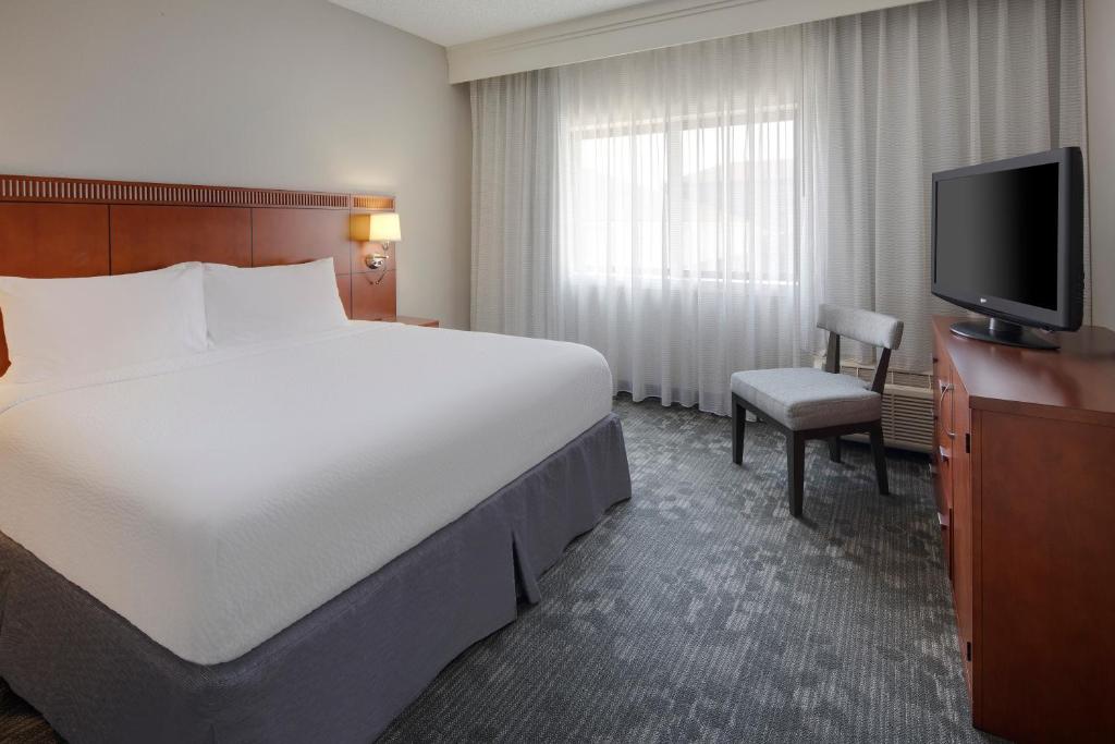 Courtyard by Marriott Addison Midway