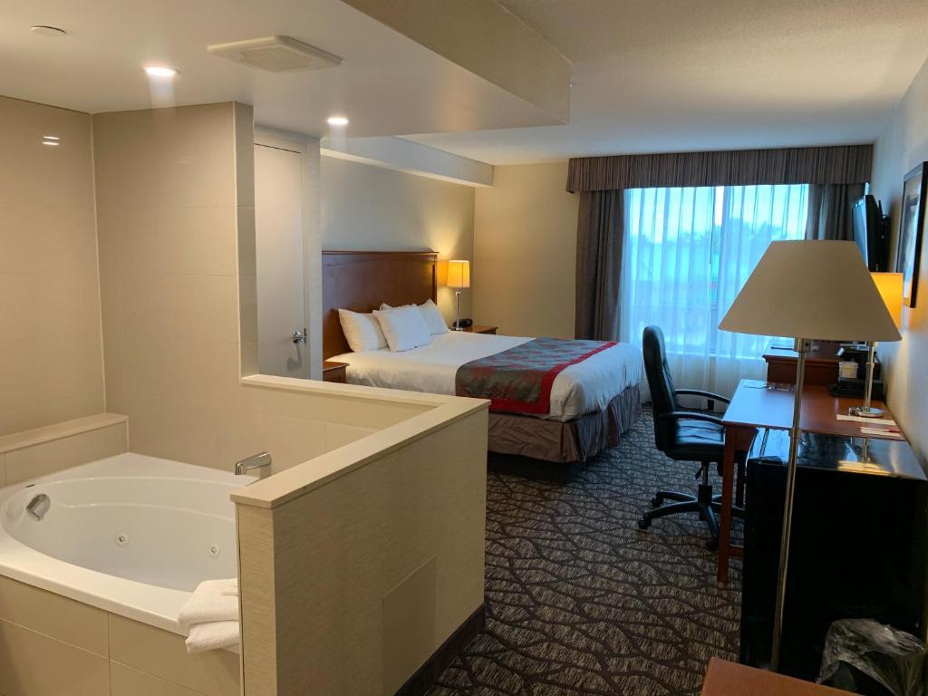 Ramada by Wyndham Niagara Falls by the River