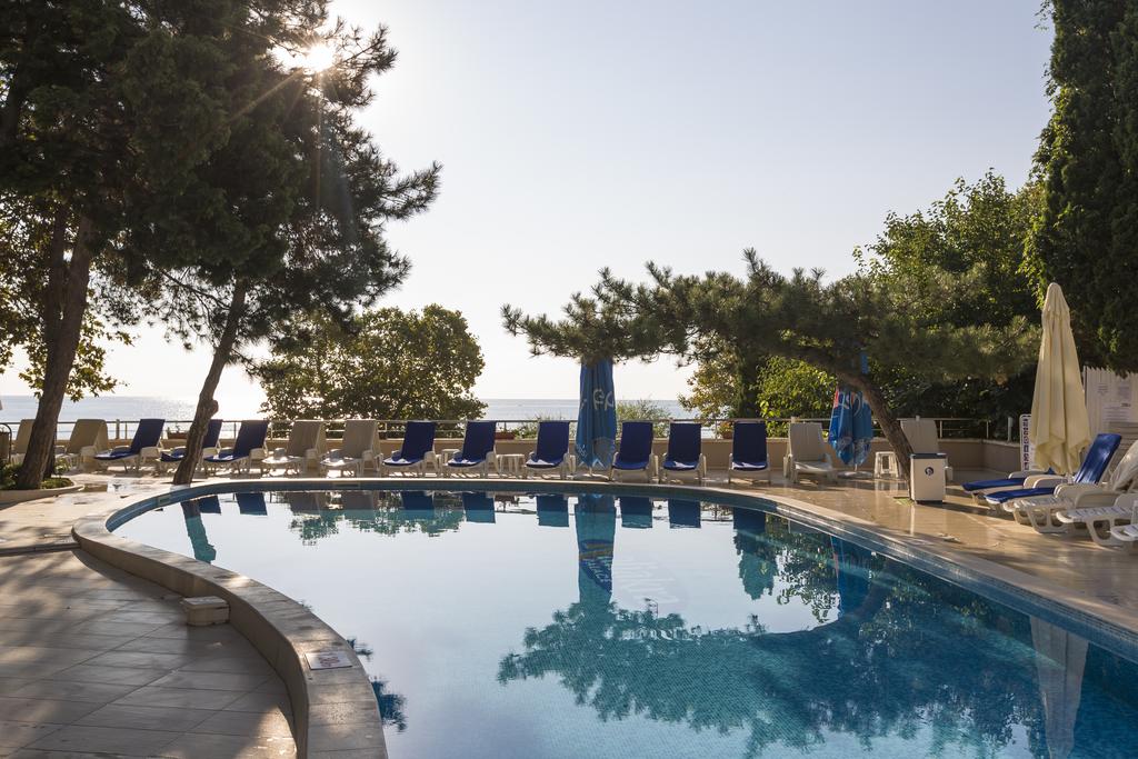 Vemara Beach Hotel