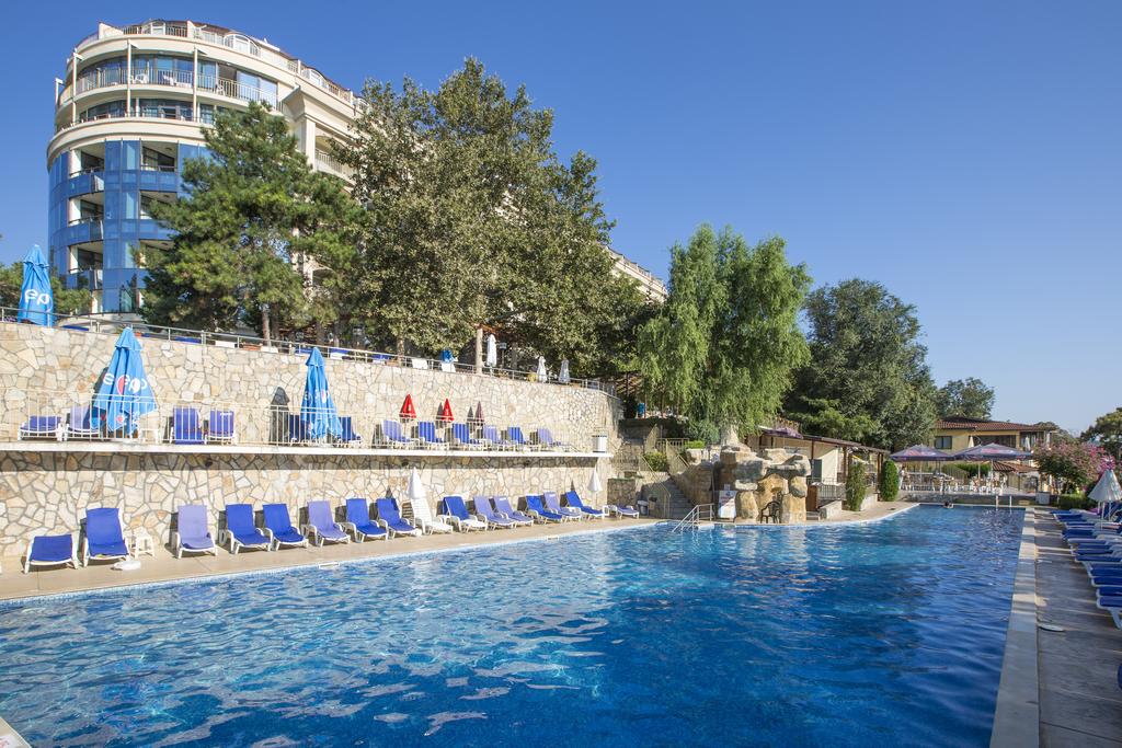 Vemara Beach Hotel