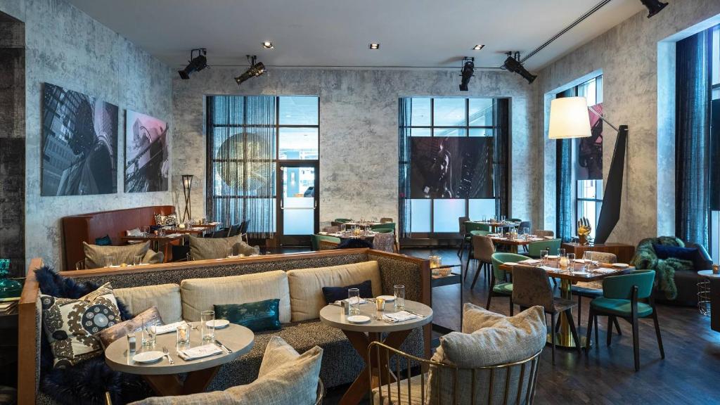 Renaissance Chicago Downtown Hotel