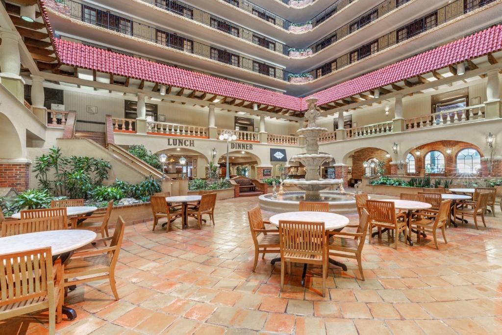 Embassy Suites Kansas City - Plaza