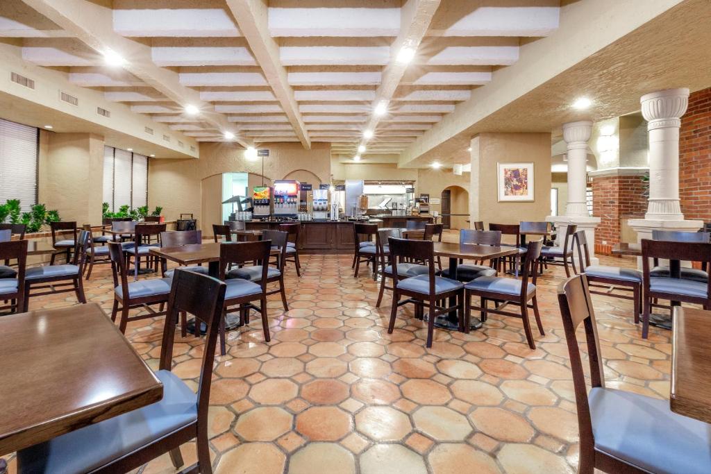 Embassy Suites Kansas City - Plaza