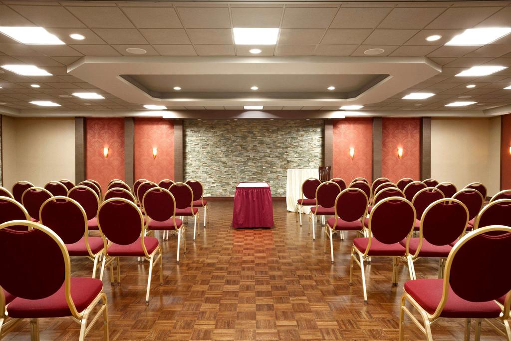 Holiday Inn Newark International Airport, an IHG Hotel (Formerly Ramada Plaza)
