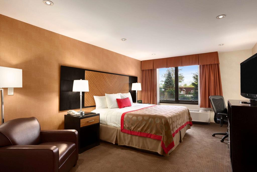Holiday Inn Newark International Airport, an IHG Hotel (Formerly Ramada Plaza)