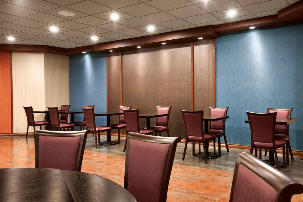 Holiday Inn Newark International Airport, an IHG Hotel (Formerly Ramada Plaza)