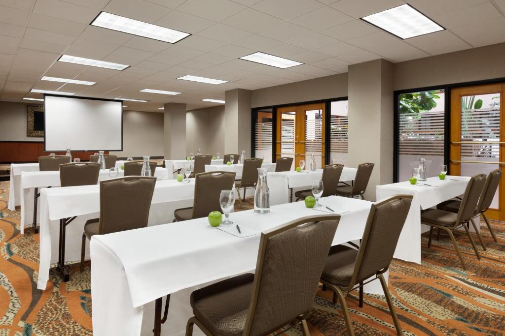 Embassy Suites Oklahoma City Will Rogers Airport