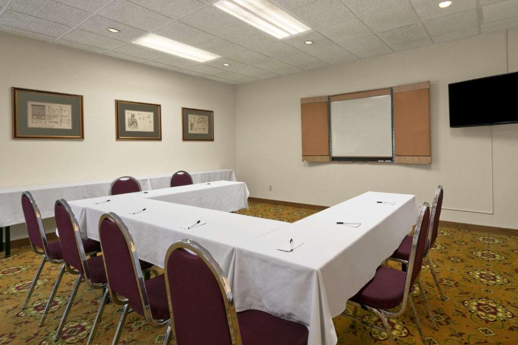 Days Inn & Suites by Wyndham Omaha NE