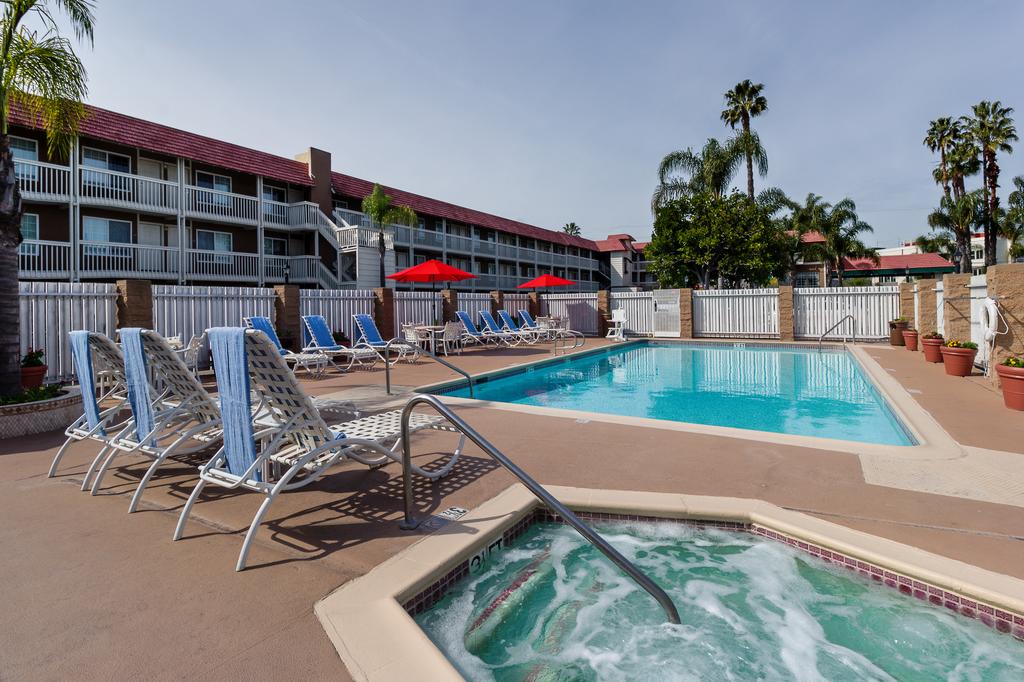 Ramada Inn And Suites Costa Mesa/Newport Beach