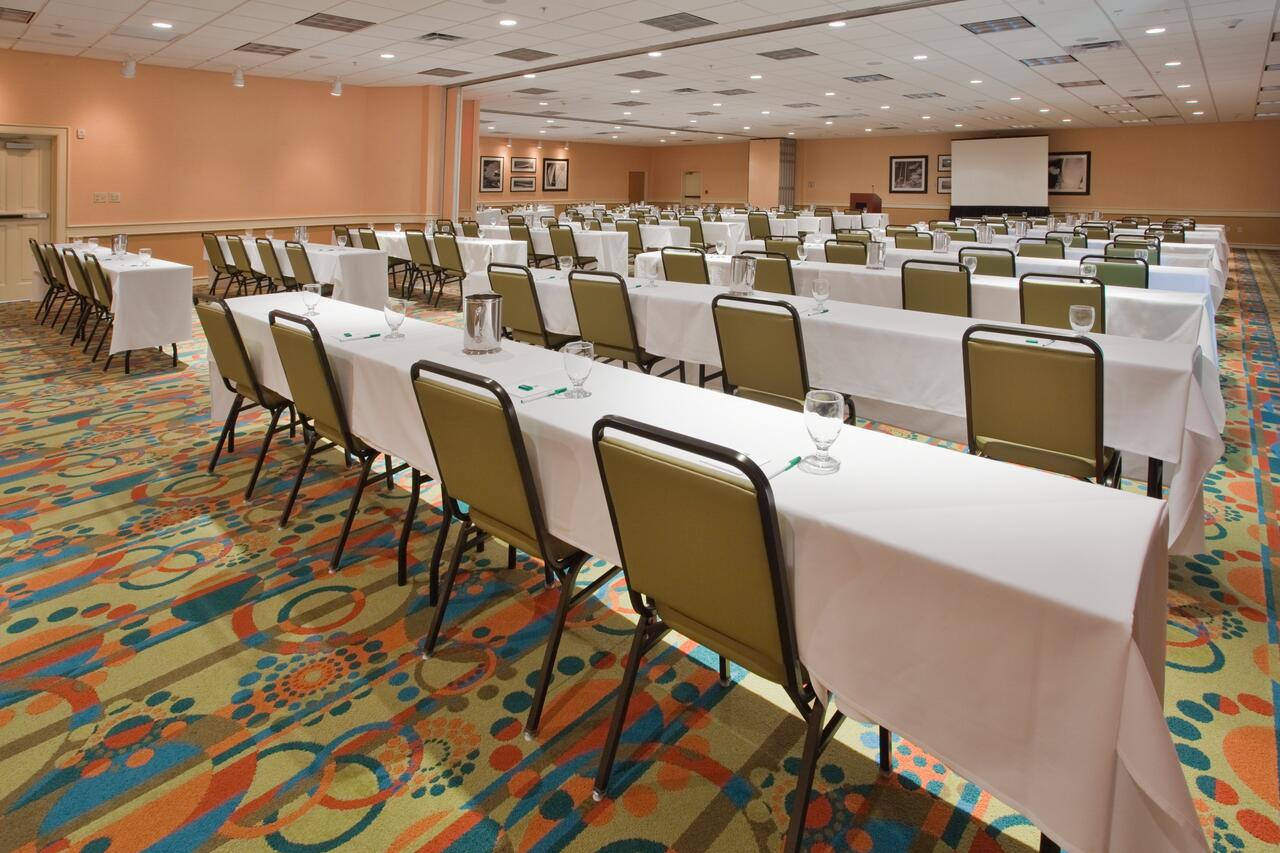 Holiday Inn & Suites Virginia Beach North Beach