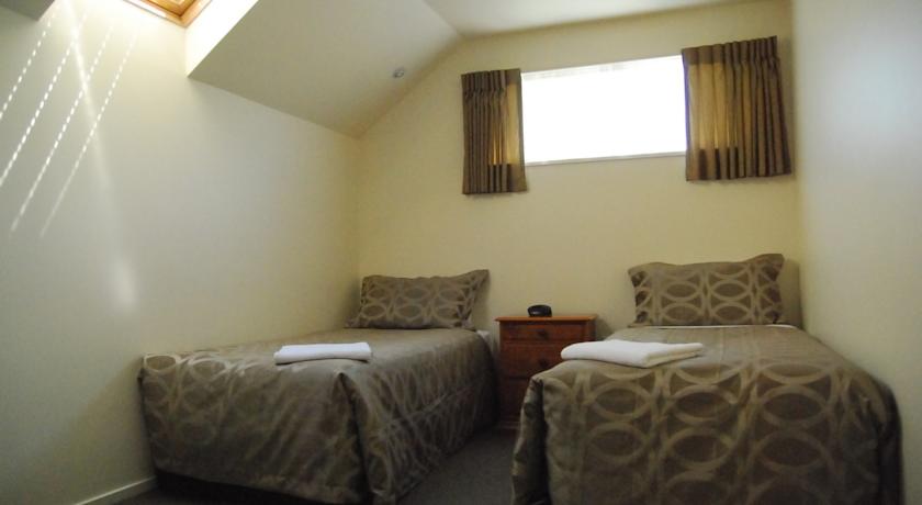 Rosewood Court Motel