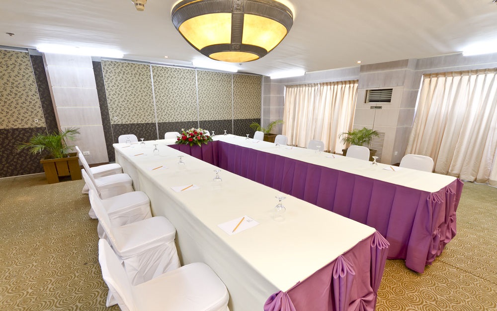 Crown Regency Suites Mactan