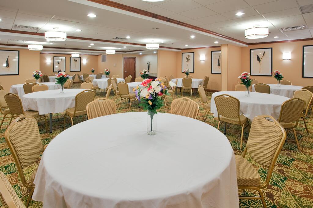 Holiday Inn Express Hotel & Suites Fredericksburg