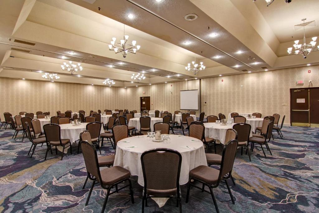 Holiday Inn Oakville Centre