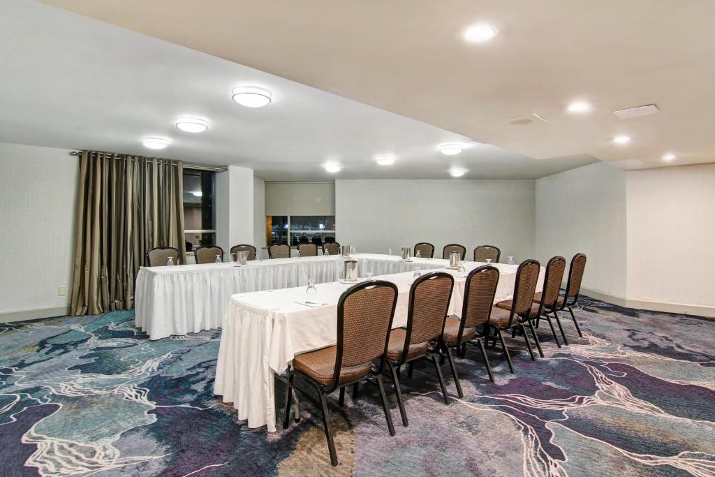 Holiday Inn Oakville Centre