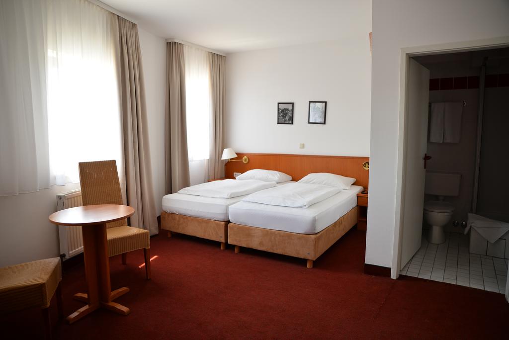 FrankAir Star Hotel Frankfurt Airport (Formerly Smart Stay)