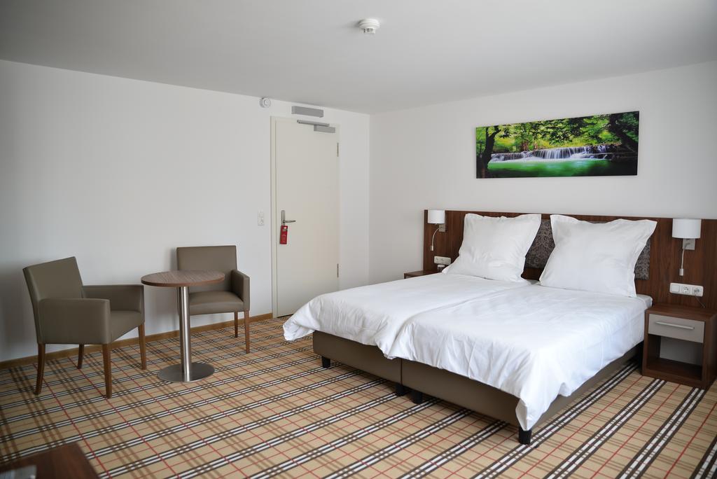 FrankAir Star Hotel Frankfurt Airport (Formerly Smart Stay)
