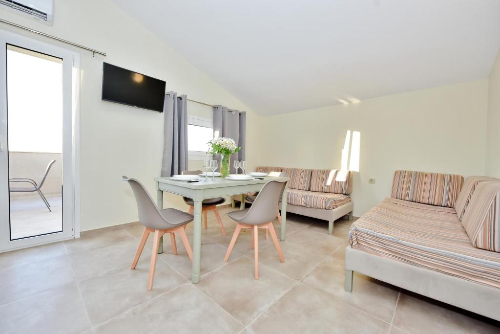 Golden Dream Apartments