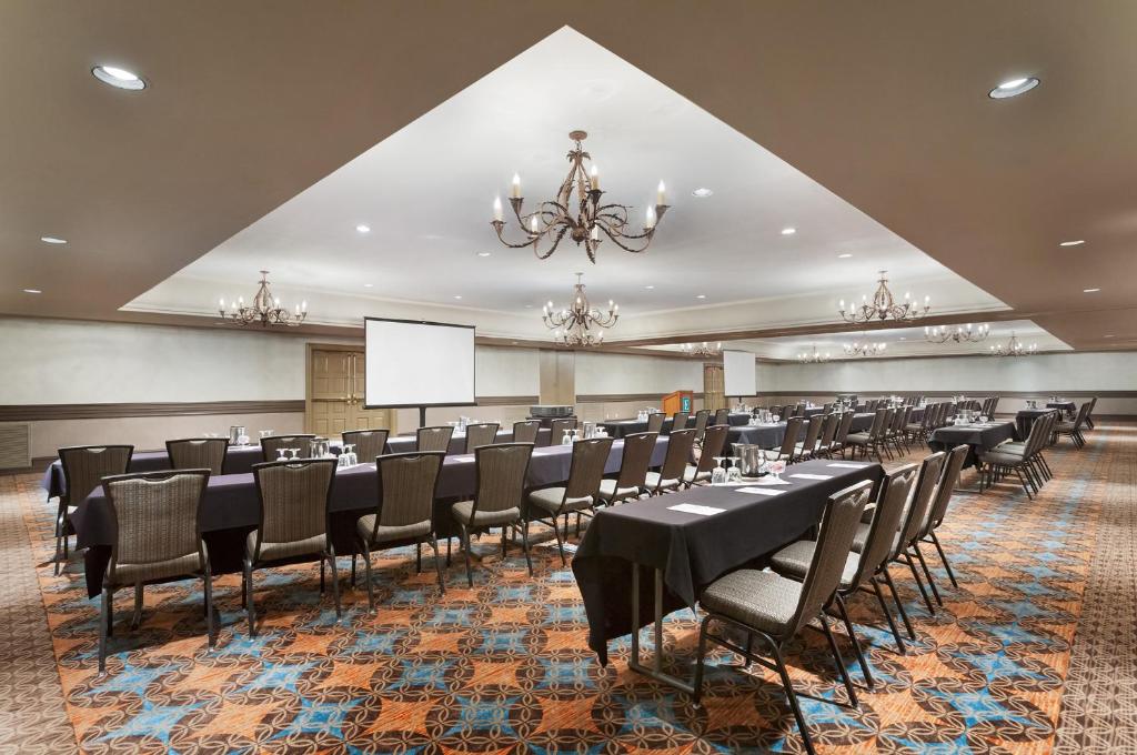 Embassy Suites by Hilton Mandalay Beach Hotel & Resort
