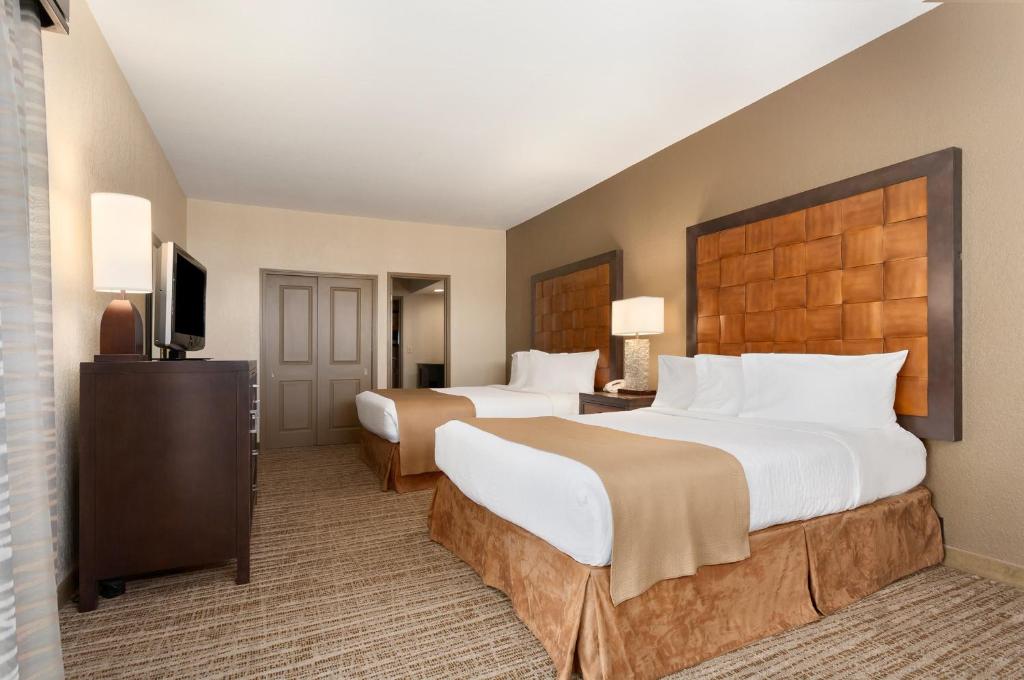 Embassy Suites by Hilton Mandalay Beach Hotel & Resort