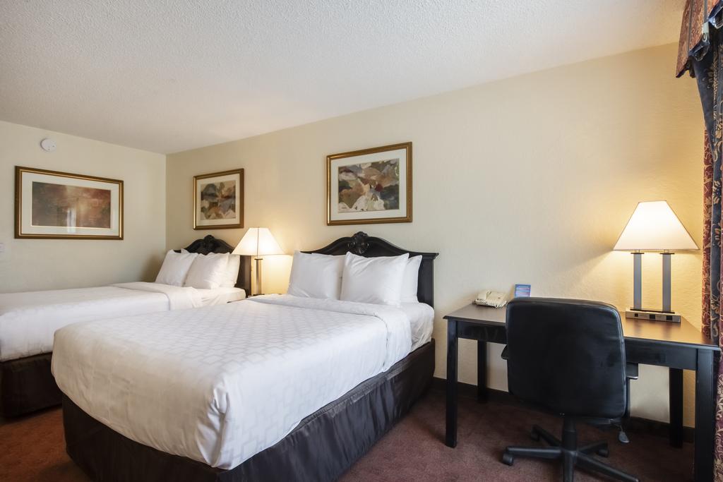Clarion Inn & Suites Clearwater