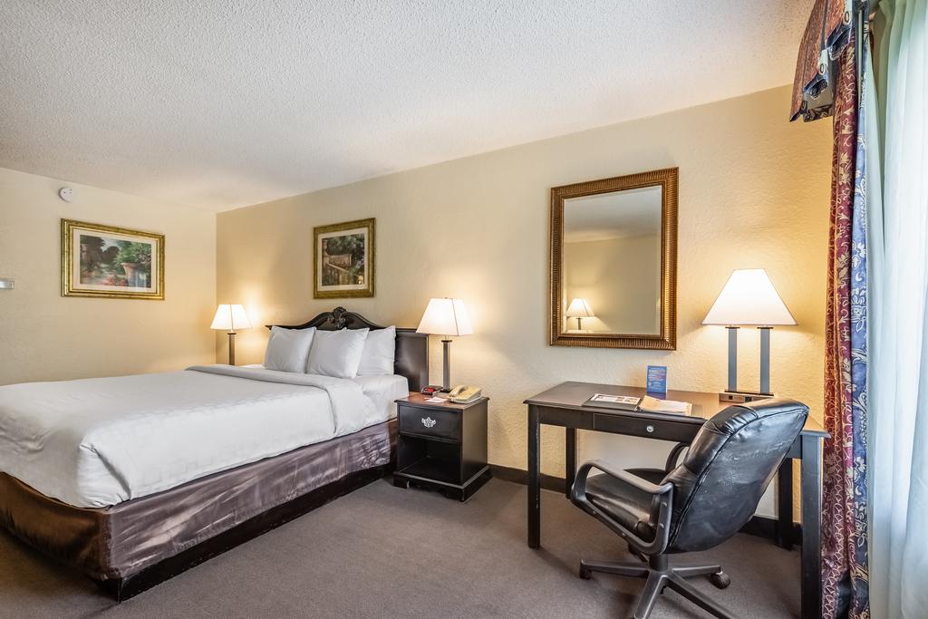 Clarion Inn & Suites Clearwater