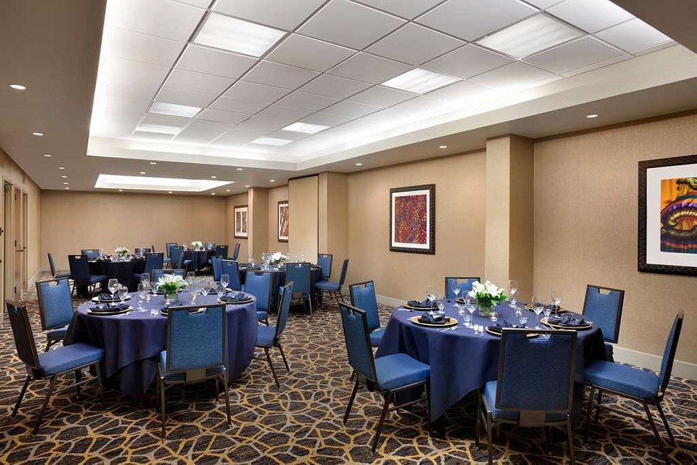 Embassy Suites by Hilton San Antonio Airport