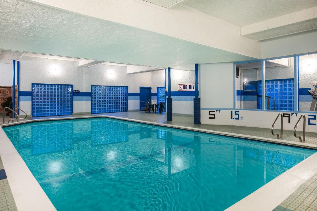 Howard Johnson by Wyndham Victoria