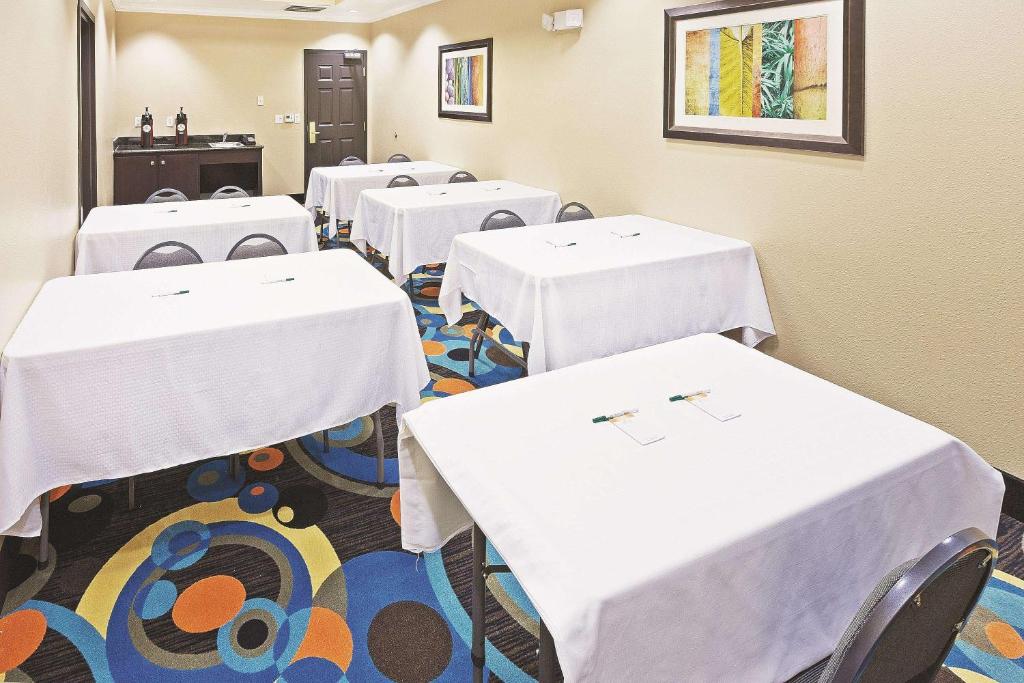 La Quinta Inn & Suites by Wyndham Houston Hobby Airport