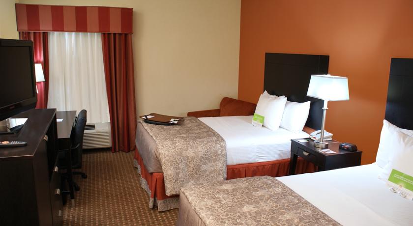 La Quinta Inn & Suites by Wyndham Houston East at Normandy