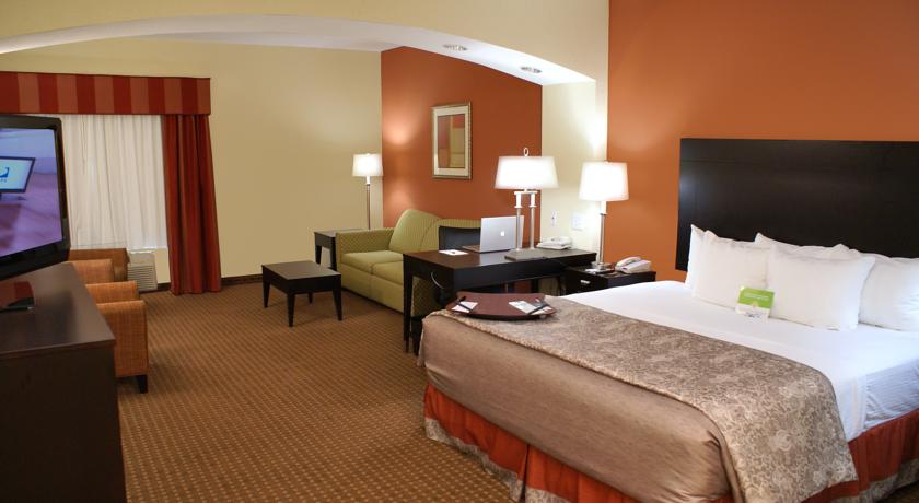 La Quinta Inn & Suites by Wyndham Houston East at Normandy
